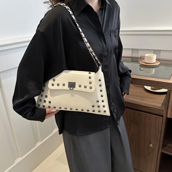 🆕 Classic Shoulder Bag Vintage Rivets - Turn-Lock Closure - Stylish Versatile - Picture 15 of 16